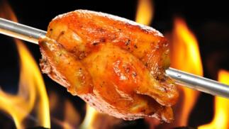 Pollo asado para llevar, ensalada, croquetas, patatas y bebidas